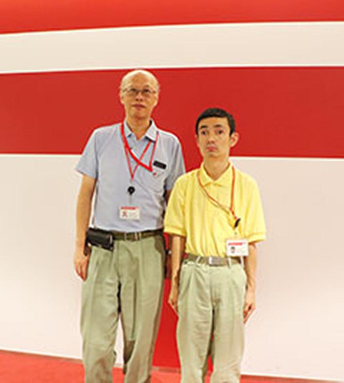 石川 敏雄と八部 修一が並んでいる写真