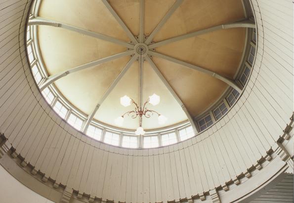 公衆室（窓口の天井）