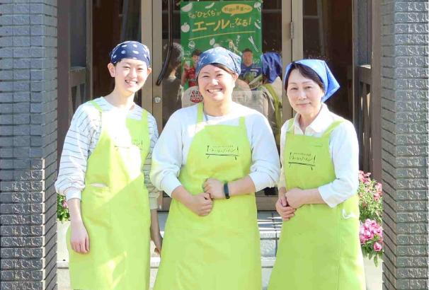 （中）遠藤さん（JP社員）、（左右）こども食堂のみなさん