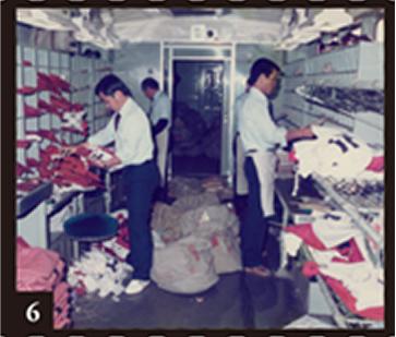 鉄道郵便車内における区分作業模様／1983（昭和58）年