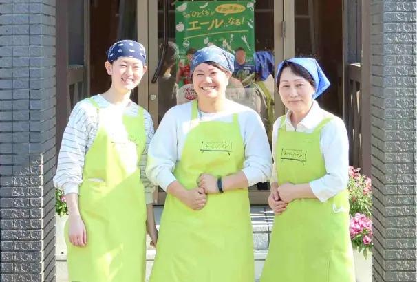 (中)遠藤さん(JP社員)、(左右)こども食堂のみなさん