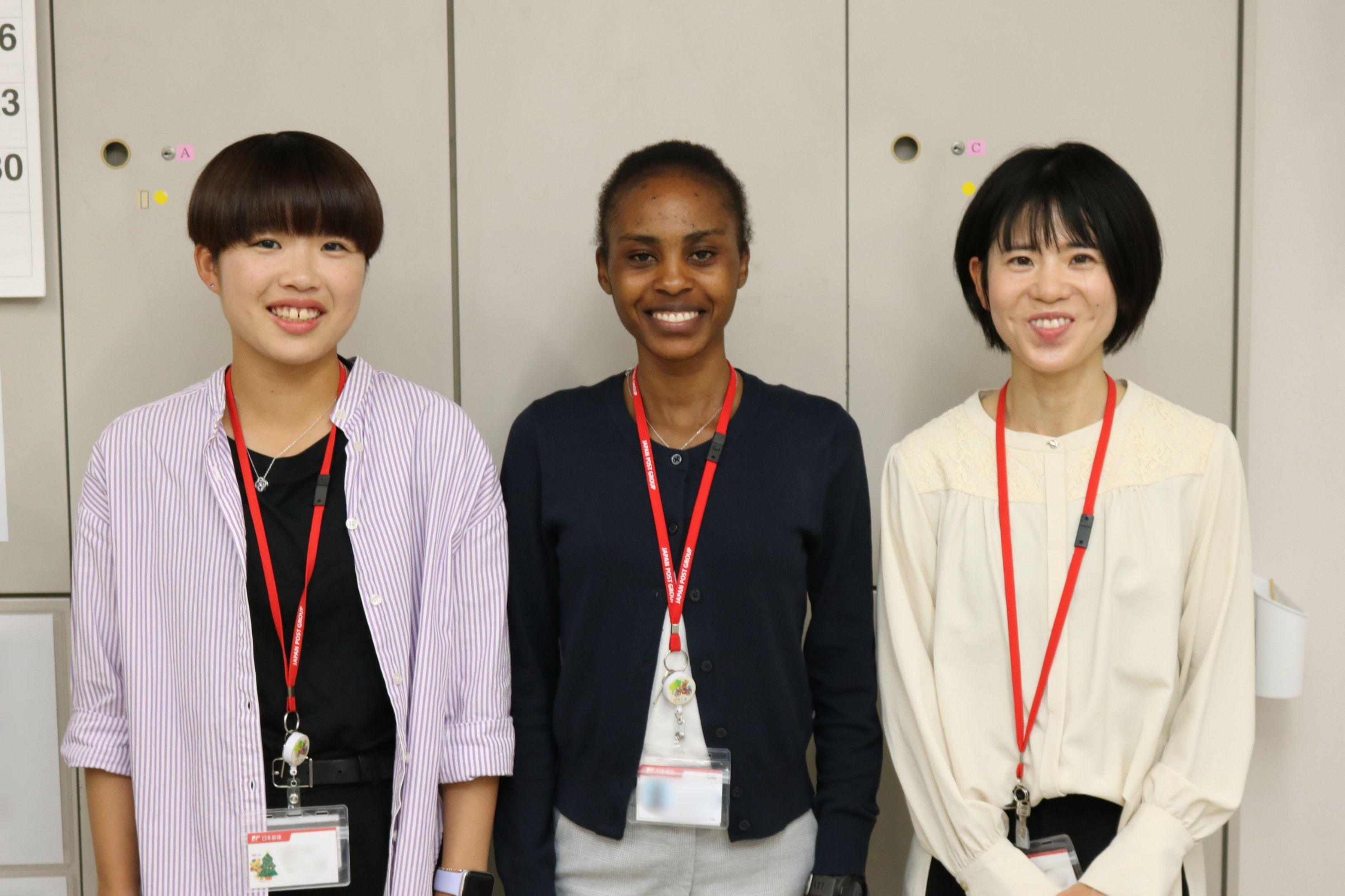 鈴木選手、カロライン選手と映る田島選手の写真