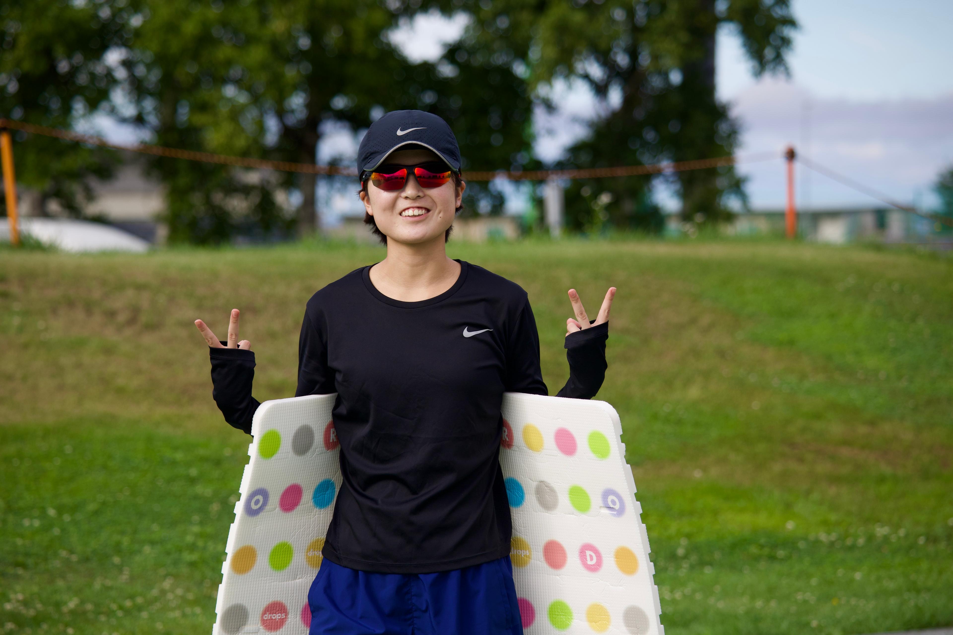ピースサインをしている小坂井選手の写真