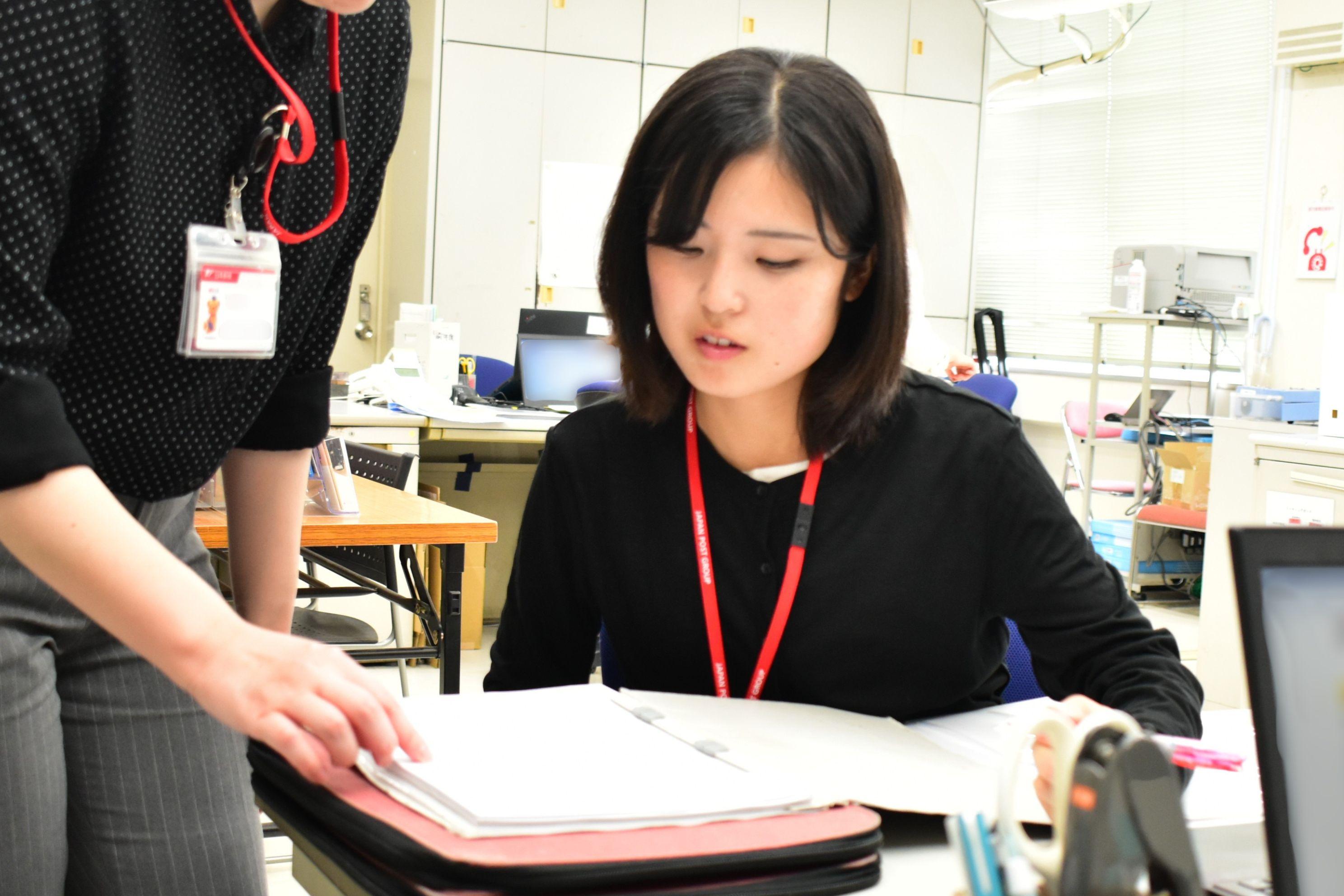 勤務中の小坂井選手の写真