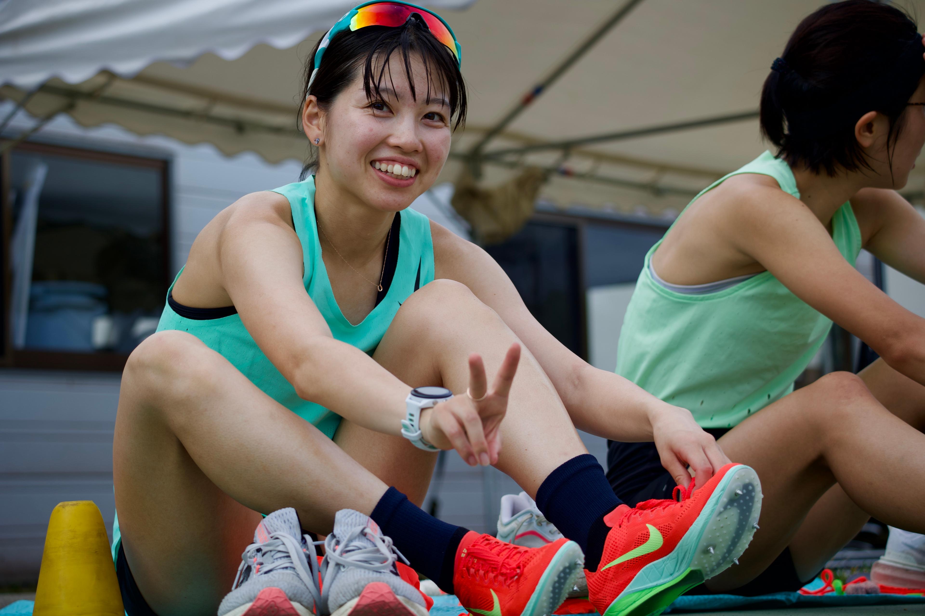 ピースサインをしている小暮選手の写真