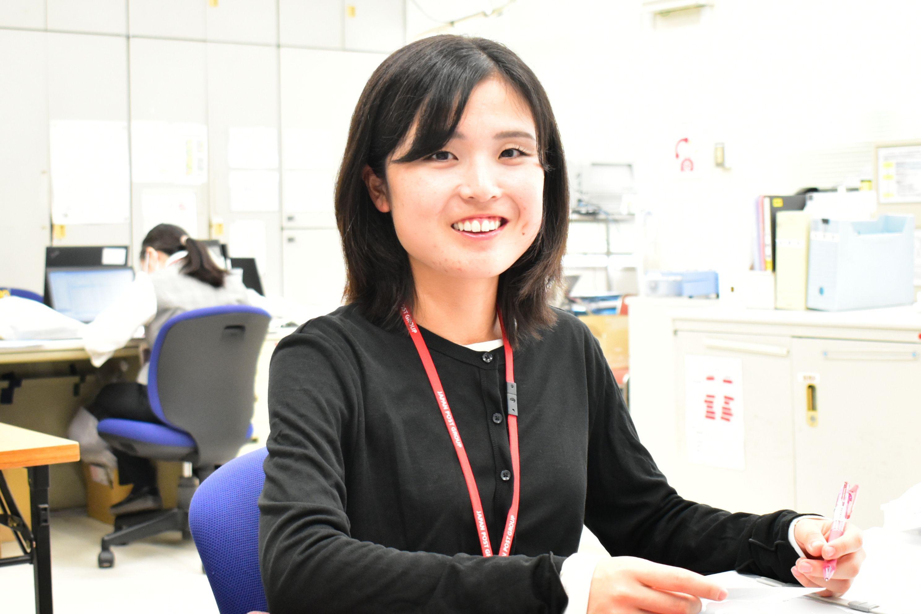 勤務中に笑顔を見せる小坂井選手の写真