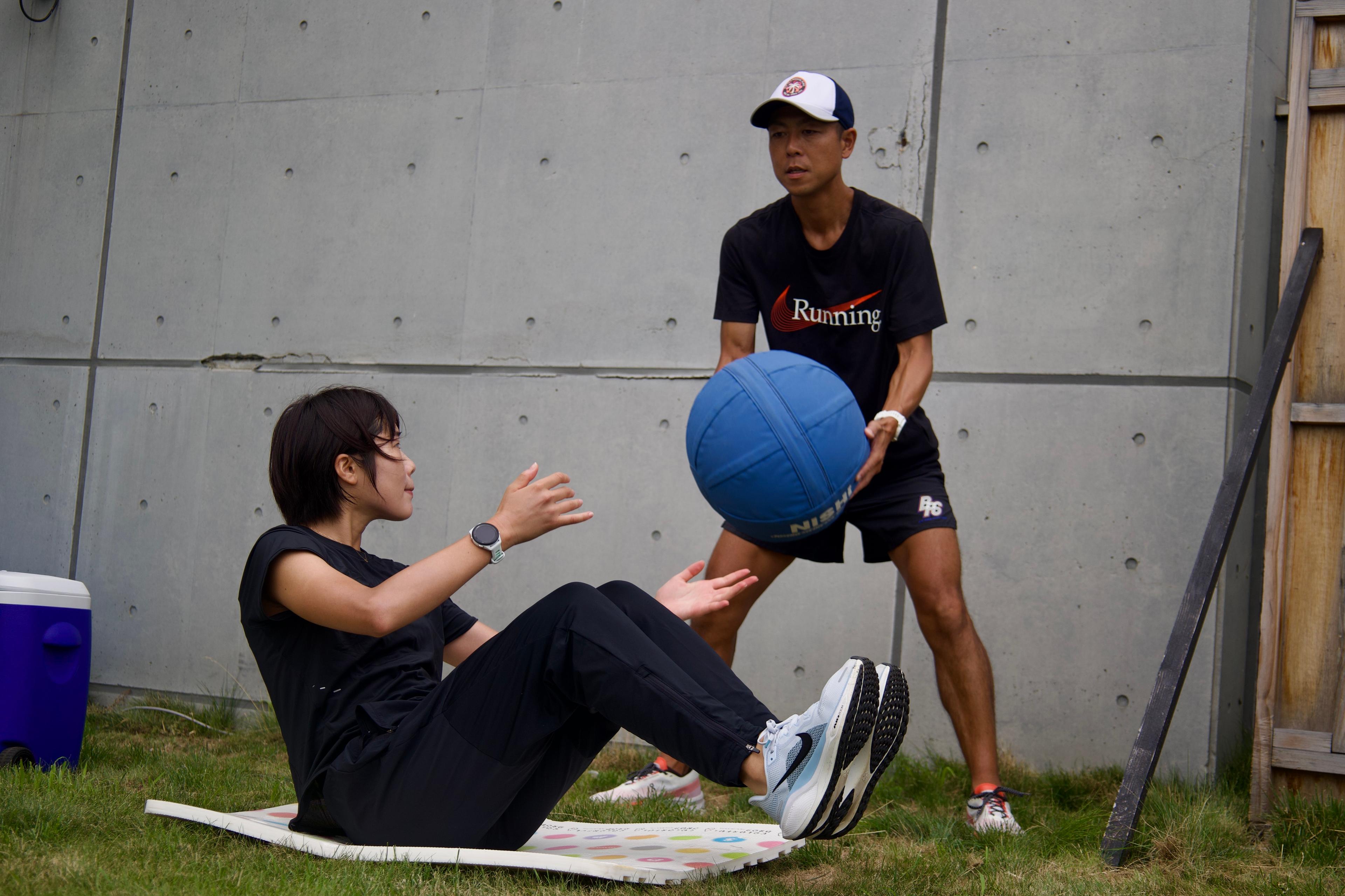 トレーニングをサポートする比企コーチの写真