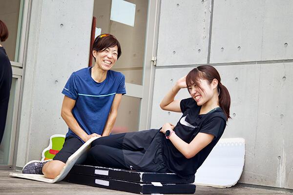 筋トレする選手