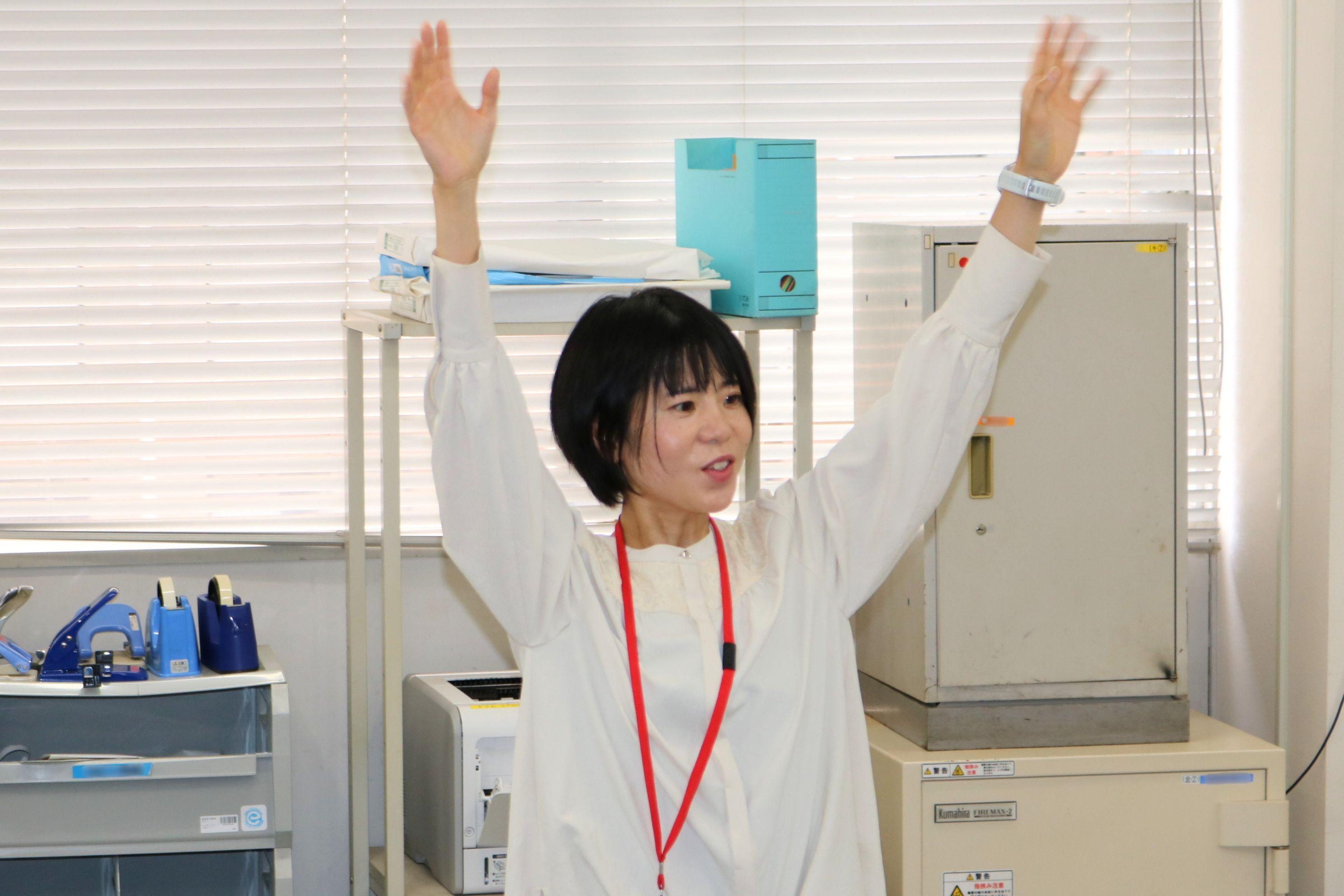 勤務中の鈴木選手の写真