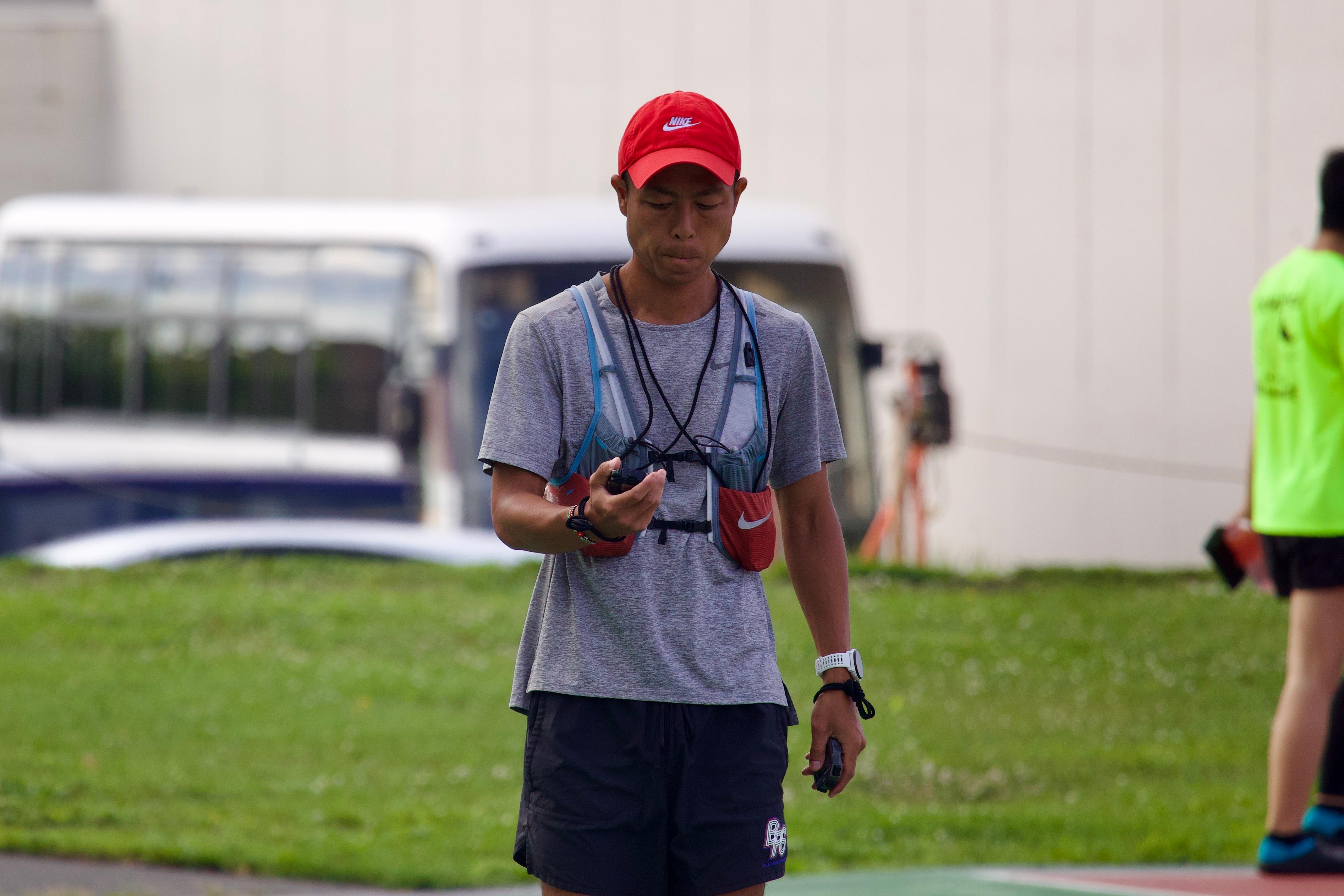 計測器を確認する比企コーチの写真