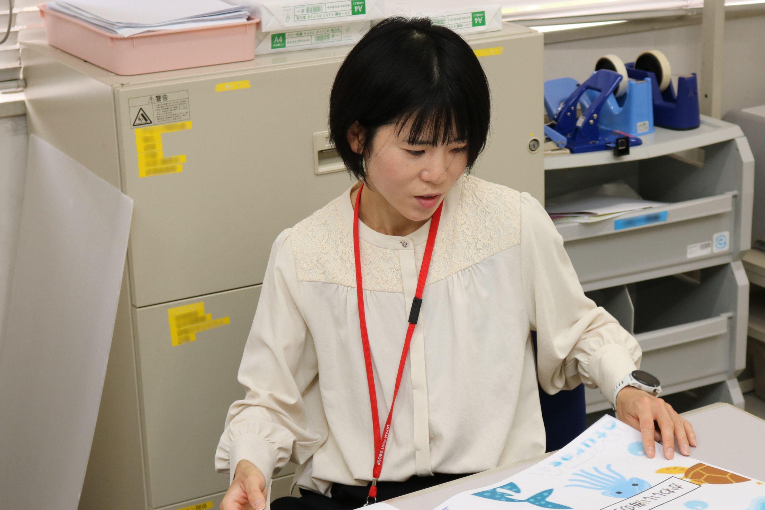 勤務中の鈴木選手の写真