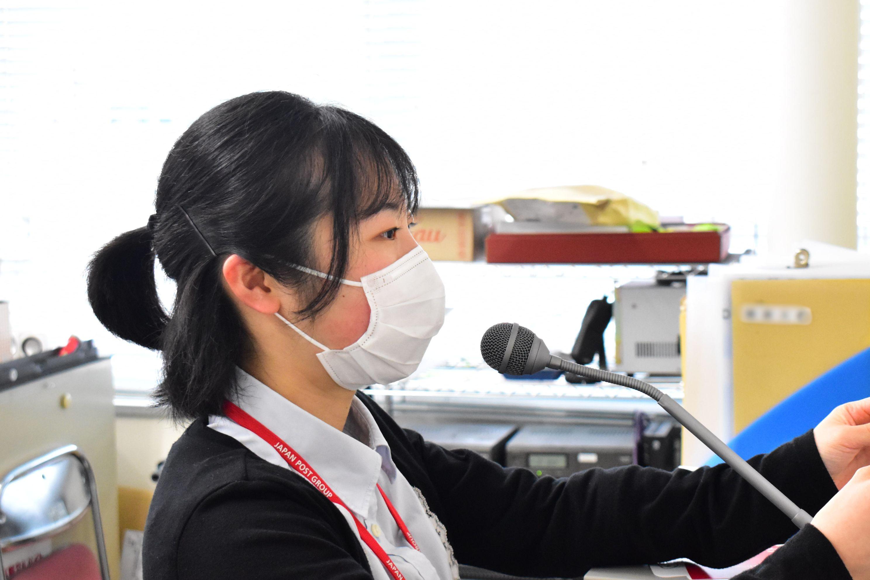 勤務中の山中選手の写真