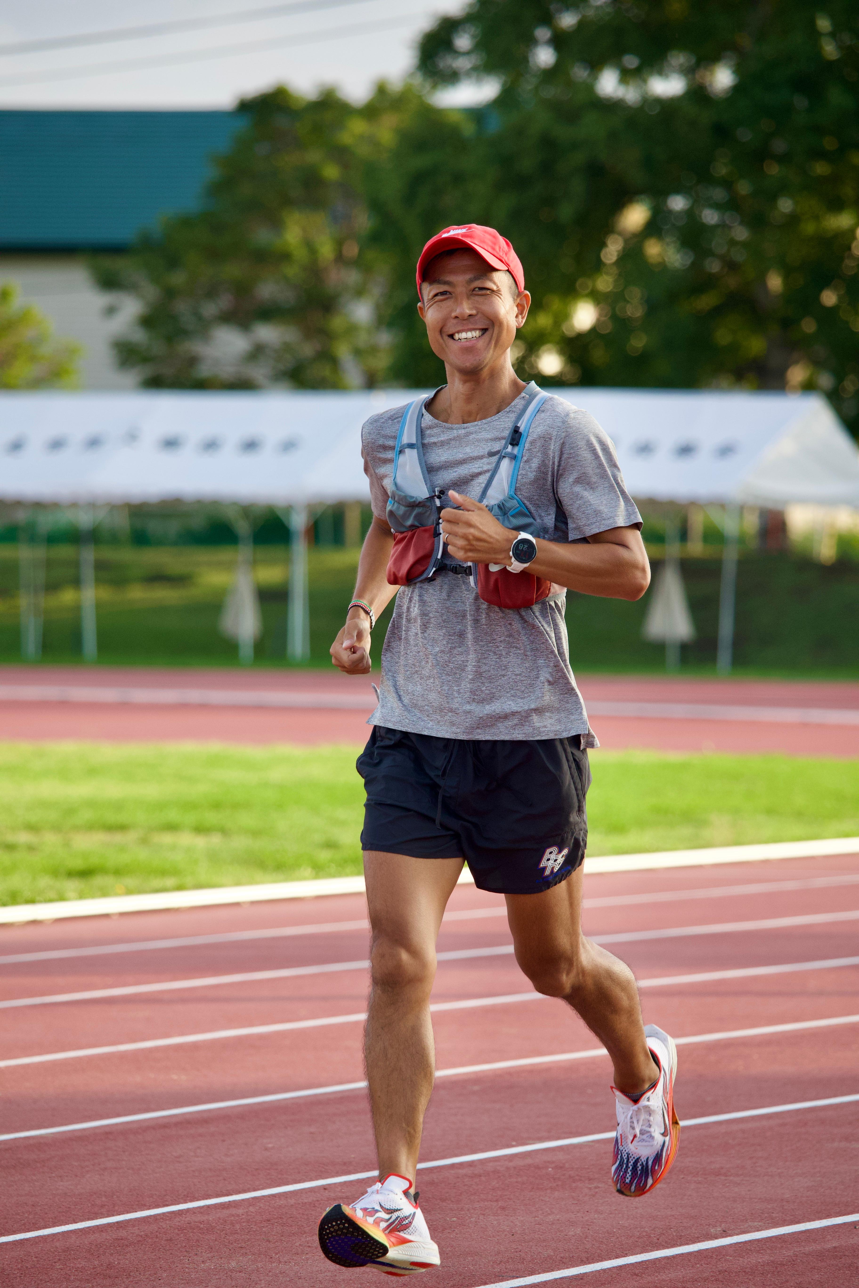 走っている比企コーチの写真