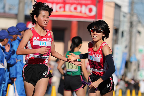 大会風景:樽本選手から鈴木選手に襷